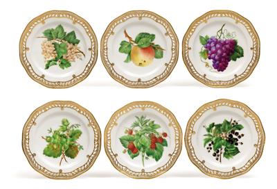 Six dessert plates decorated with various fruit, - Oggetti d'arte