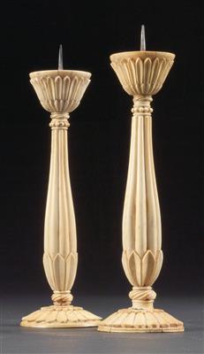 A pair of candle sticks, - Oggetti d'arte
