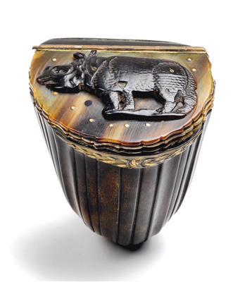 A lidded box in rhinoceros horn, - Oggetti d'arte