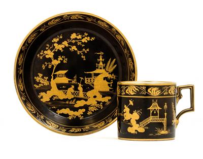 A cup and saucer decorated with gilt chinoiserie - Oggetti d'arte