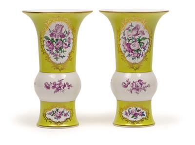 A pair of elegant vases, - Oggetti d'arte