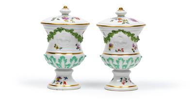 A pair of small lidded vases with Roman generals, - Starožitnosti