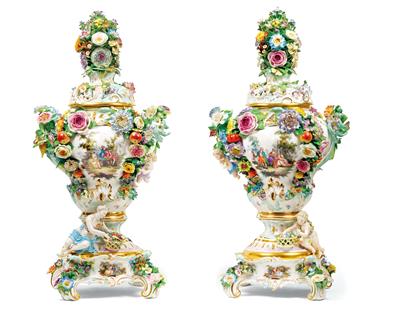 A pair of palace vases with lids and bases, - Oggetti d'arte