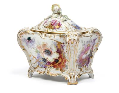 A lidded box in "Weichmalerei" (soft paste painting), - Works of Art