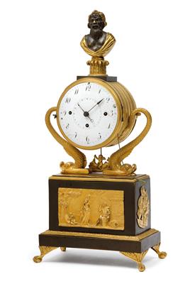 A small Austrian Empire bronze clock - Oggetti d'arte