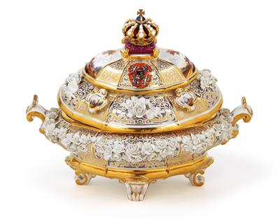 A crown tureen with lid, so-called "Drüselkästchen" (thread box) bearing the coat-of-arms of Saxony-Poland, - Oggetti d'arte
