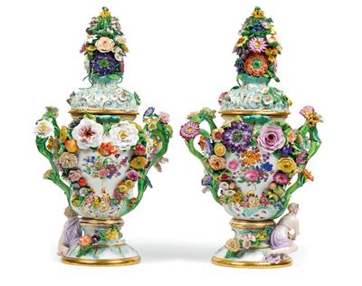 A pair of lidded vases, - Oggetti d'arte