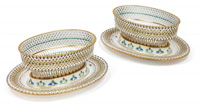 A pair of oval baskets with a pair of oval presentoirs, - Oggetti d'arte