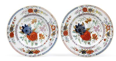 A pair of plates with exceptional Imari decoration, - Starožitnosti