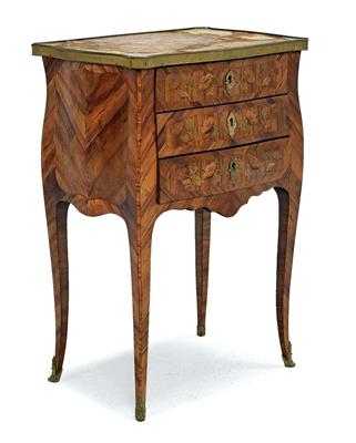 Dainty chest of drawers or side table, - Works of Art