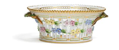 A round Flora Danica basket with apple bough, - Oggetti d'arte