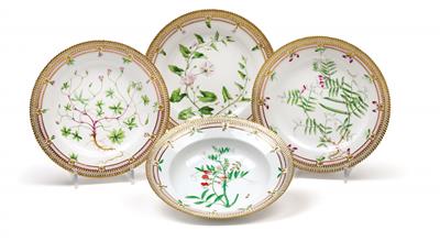 A Flora Danica plate decorated with diverse blossoming branches, - Oggetti d'arte