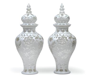 A pair of vases with covers, - Starožitnosti