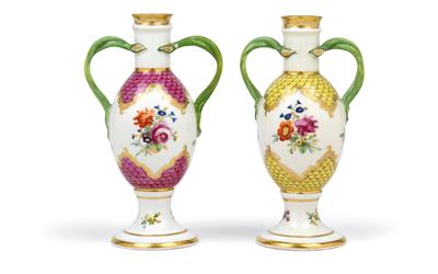 A pair of vases, - Oggetti d'arte