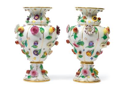 Paar Vasen mit vollplastischen Blumen- und Früchtezweigen, - Antiquitäten