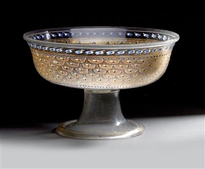 A bowl on a foot with gold scale décor, - Works of Art