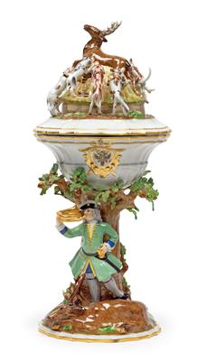 A centrepiece with cover and Russian coat of arms as well as depiction of a hunt, - Furniture and works of art