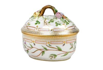 A Flora Danica oval box and cover with branch handle and four flowers, inside cover 'Medicago lupulina L.', - Mobili e oggetti d'arte