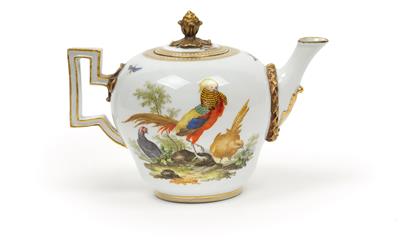 A small tea pot with cover, - Mobili e oggetti d'arte