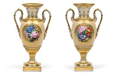 A vase with flower bouquets, - Furniture and works of art