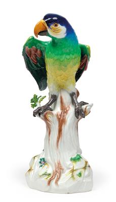 A macaw perched on a tree trunk with oak leaves, - Oggetti d'arte - Mobili, sculture, vetri e porcellane