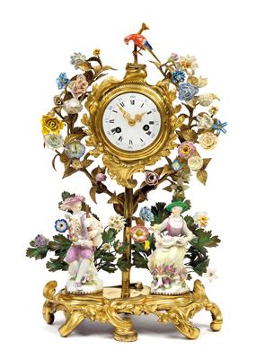 A mantel clock with gilt bronze mounts and porcelain blossoms, - Starožitnosti - Nábytek, Sochařská díla, Sklo a Porcelán