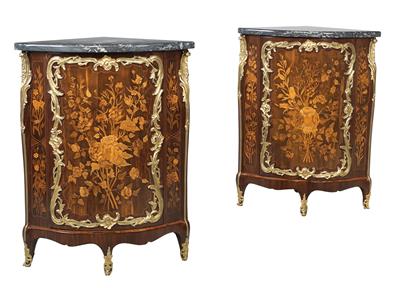 A pair of superb French Louis XV corner cabinets, - Starožitnosti - Nábytek, Sochařská díla, Sklo a Porcelán