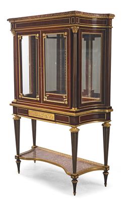 A superb display cabinet, - Works of Art - Furniture, Sculptures, Glass and Porcelain