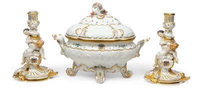 An oval covered tureen and a pair of candleholders with “swan relief” and the Brühl-Kolowrat-Krakowsky alliance coat of arms, - Starožitnosti - Nábytek, Sochařská díla, Sklo a Porcelán