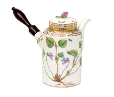 Flora Danica chocolate jug with cover and wooden handle, - Works of Art - Furniture, Sculptures, Glass and Porcelain