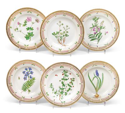 Flora Danica dinner plates, - Works of Art - Furniture, Sculptures, Glass and Porcelain