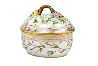 Flora Danica Oval Covered Box with Branch Handle and Four Flowers, - Starožitnosti