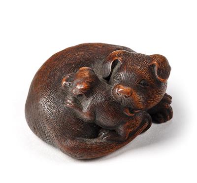 Netsuke einer liegenden Hündin mit einem Welpen, Japan, frühes 19. Jh., signiert - Asiatika, Antiquitäten und Möbel