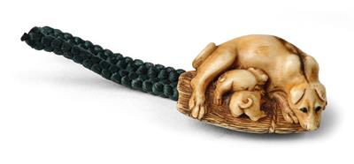 An ivory netsuke of a lactating dog with two puppies, Japan, Edo period, 19th century, signed - Mobili