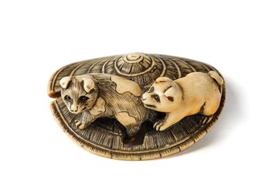 An ivory netsuke of two puppies on straw hat, Japan, 19th century, - Mobili