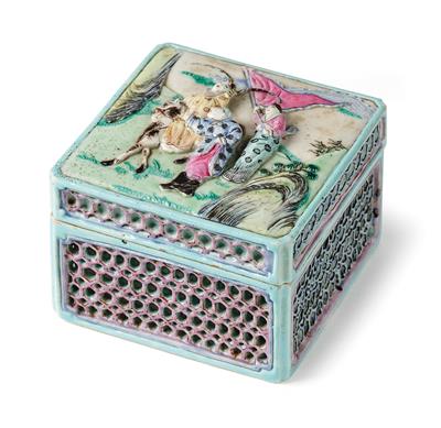 Square famille rose box, China, red seal mark Qianlong, 19th century, - Asiatics, Works of Art and furniture