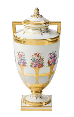 Klassizistische Vase mit Deckel und 8 verschiedenen Blumenbuketts, Wien, - Möbel; Antiquitäten und Metallarbeiten; Glas und Porzellan