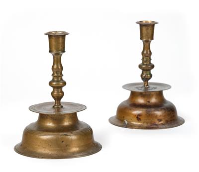 Paar Nürnberger Kerzenständer, - Möbel; Antiquitäten und Metallarbeiten; Glas und Porzellan