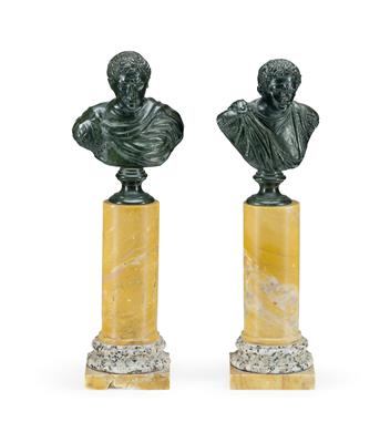 A Pair of Small Decorative Objects (Generals), - Anitiquariato e mobili