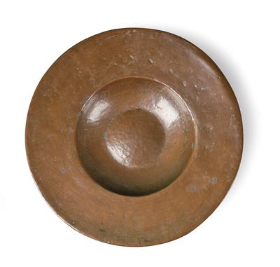 A Wide Rim Plate, - Antiques & Furniture