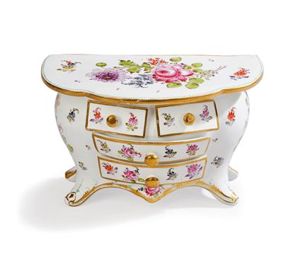 A Miniature Chest of Drawers, c. 1900, (from a Viennese Collection) - Starožitnosti a nábytek
