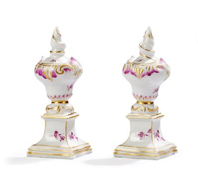 A Pair of Miniature Ornamental Vases on Pedestal, Höchst c. 1770/80, (from a Viennese Collection) - Anitiquariato e mobili