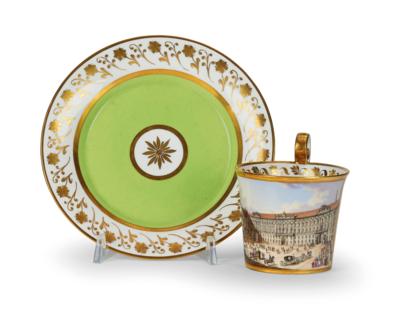 “Vue de la place de la Cour. J. R. á Vienne”, a Cup and Saucer with Veduta, Imperial Manufactory Vienna c. 1824, - Nábytek, starožitnosti, sklo a porcelán