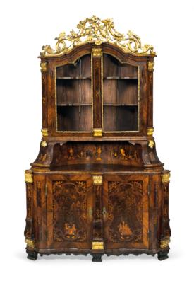 An Elegant Corner Display Cabinet, - Mobili e anitiquariato, vetri e porcellane