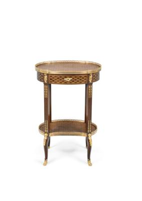 An Elegant Salon Side Table, - Mobili e anitiquariato, vetri e porcellane