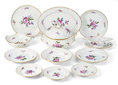 An Elegant Dinner Service, 24 Elements, Meissen 1970–1980, - Nábytek, starožitnosti, sklo a porcelán