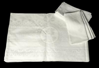 A Large Banquet Tablecloth with 16 Napkins, - Mobili e anitiquariato, vetri e porcellane