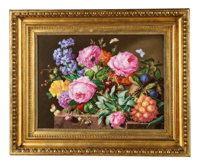 Josef Nigg (1782-1863) Porzellan-Bild mit Blumen und Früchtemalerei sowie 3 Schmetterlingen, - Möbel; Antiquitäten & Metallarbeiten; Glas & Porzellan