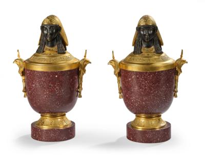 A Pair of Egyptian-Style Covered Vases, - Nábytek, starožitnosti, sklo a porcelán