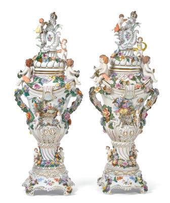 A Pair of Ornamental Vases with Cover and Base, Dresden c. 1950, - Nábytek, starožitnosti, sklo a porcelán